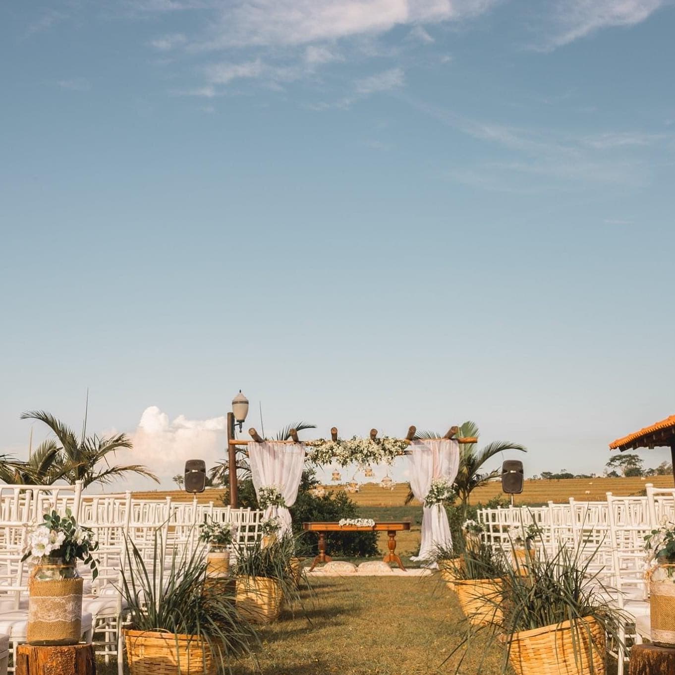 Cadeiras brancas e arranjos florais: o casamento perfeito